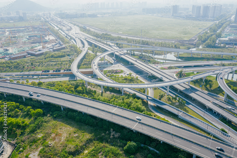 城市中有公路的立交桥