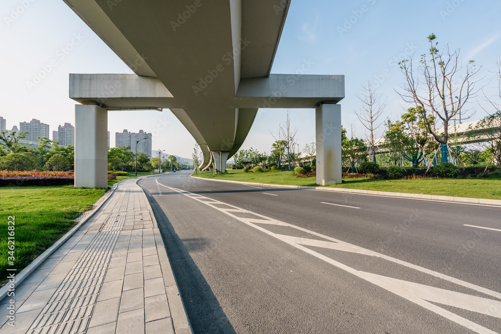 城市中有高速公路的立交桥