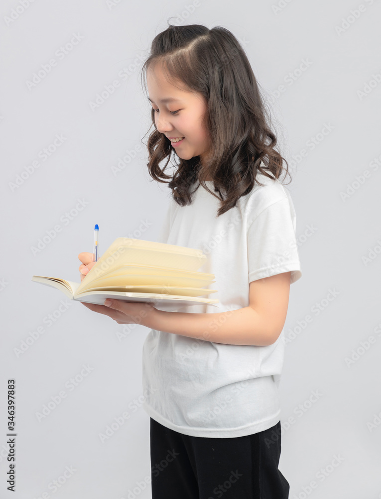 
Asian primary school girls in gray background