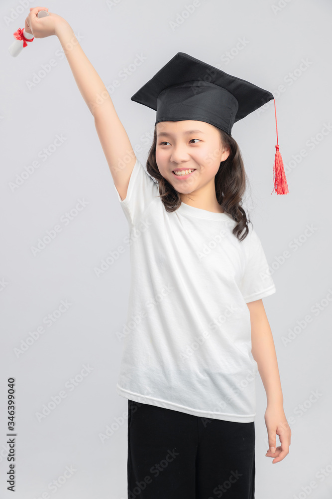 
Asian primary school girls in gray background