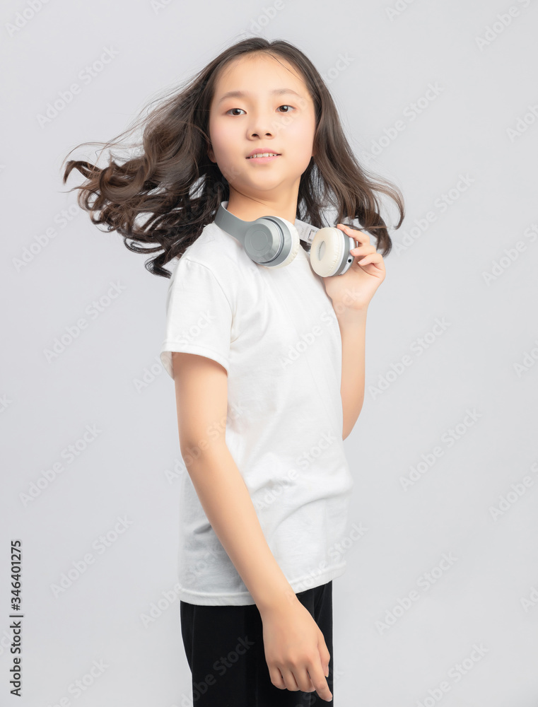 
Asian primary school girls in gray background