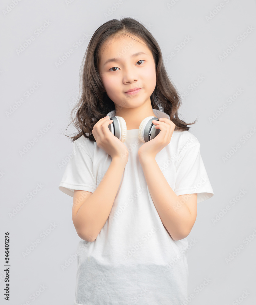 
Asian primary school girls in gray background