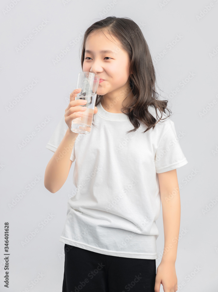 
Asian primary school girls in gray background