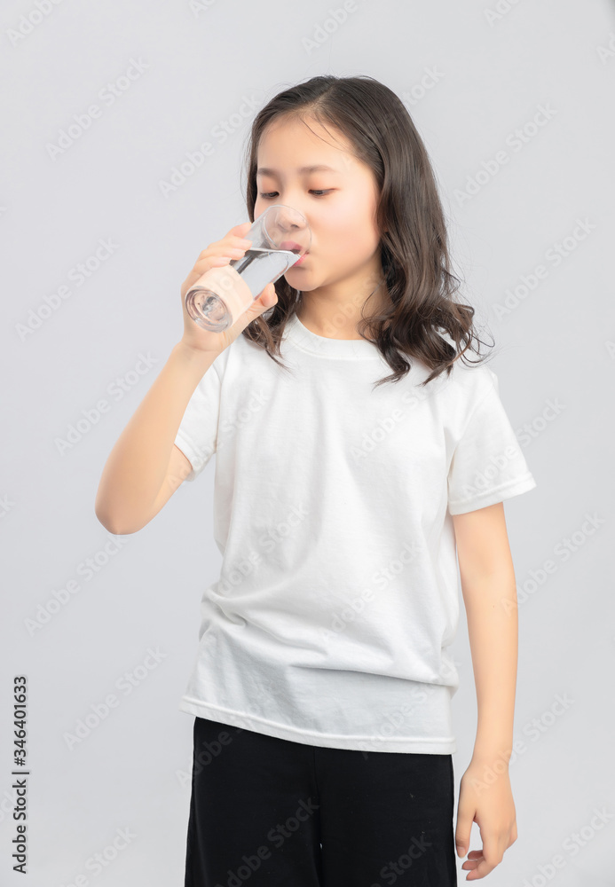 
Asian primary school girls in gray background