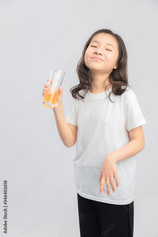 
Asian primary school girls in gray background