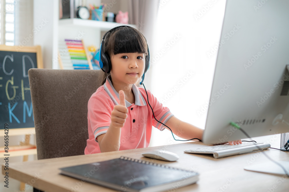 亚洲女学生视频会议电子学习，老师在电脑上，大拇指在客厅里