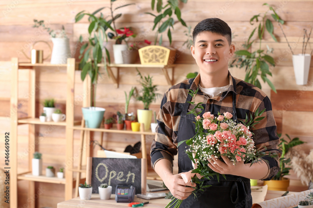 店内亚洲男性花艺师画像