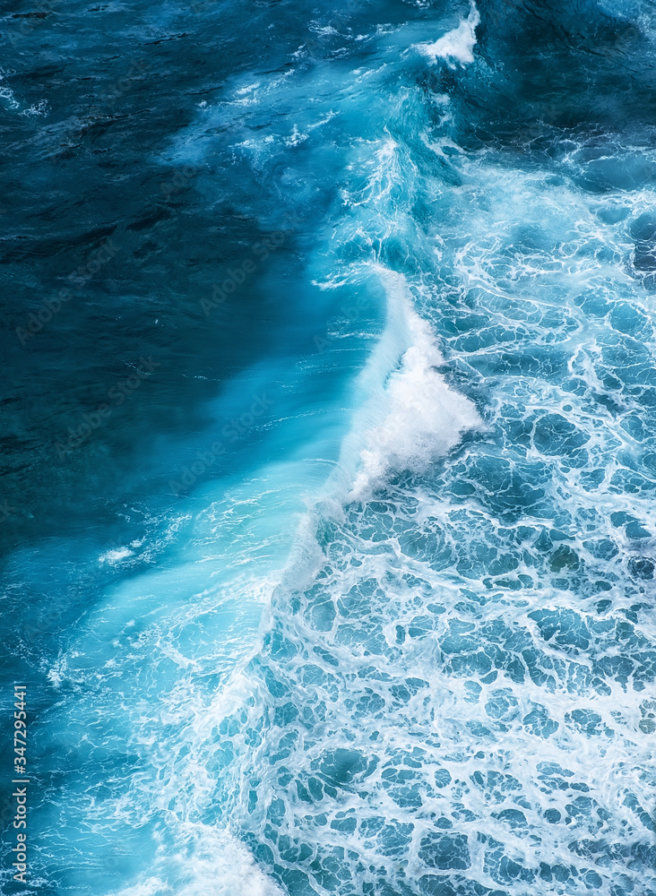 海浪和蓝色的海水作为背景。从海面的高岩石上观看。自然的夏日海景