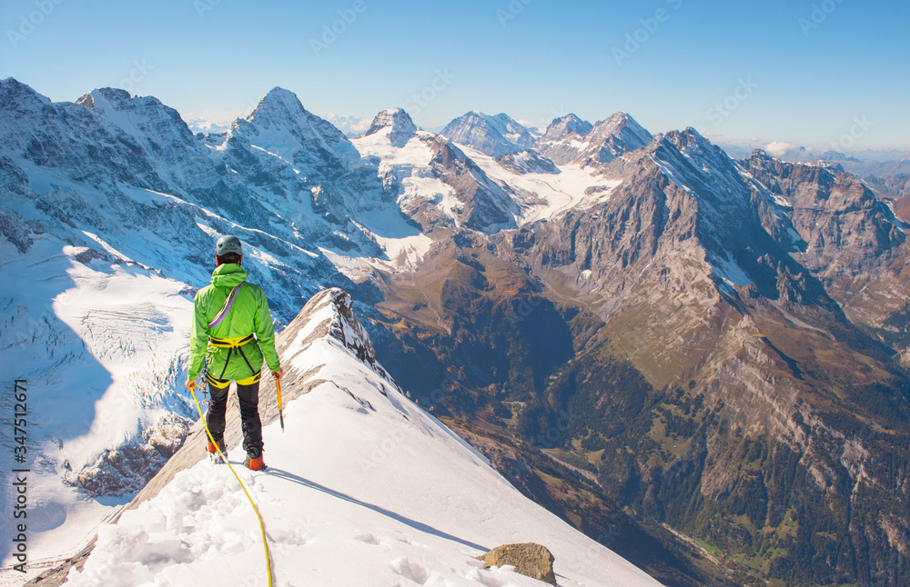 山顶上的阿尔卑斯主义者。登山家登顶的成功。