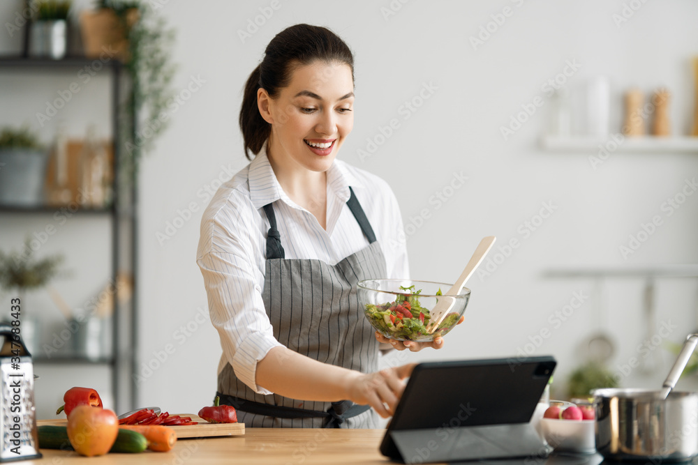 女人正在准备合适的饭菜