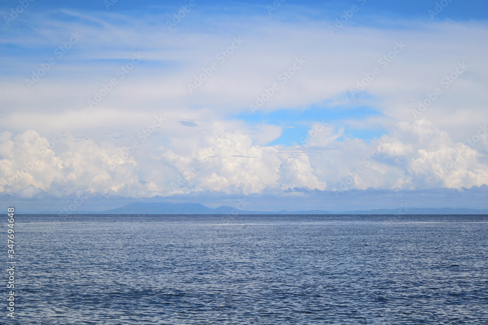 希腊爱琴海萨莫特拉基岛Therma海滩的多云夏日