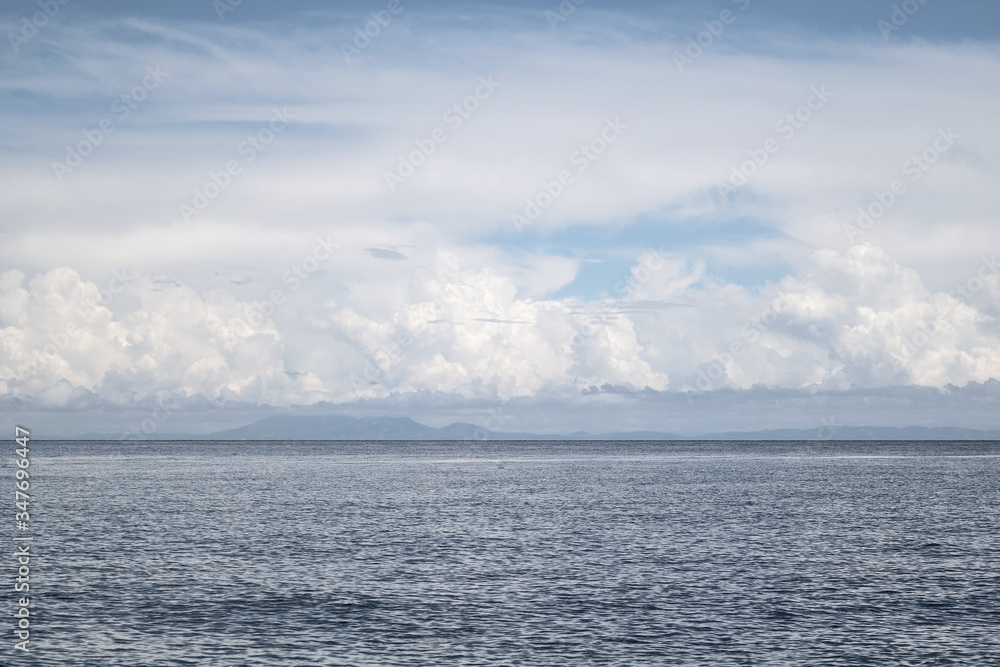 希腊爱琴海萨莫特拉基Therma海滩多云的夏日