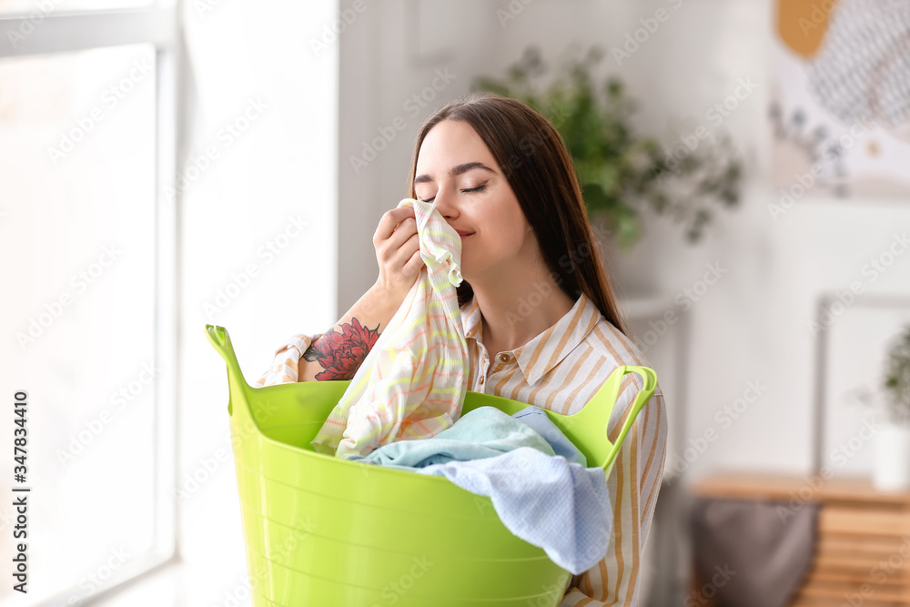 家里有干净衣服的年轻女人