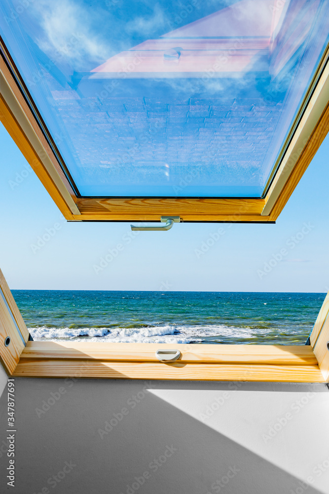 Dachfenster mit Meerblick