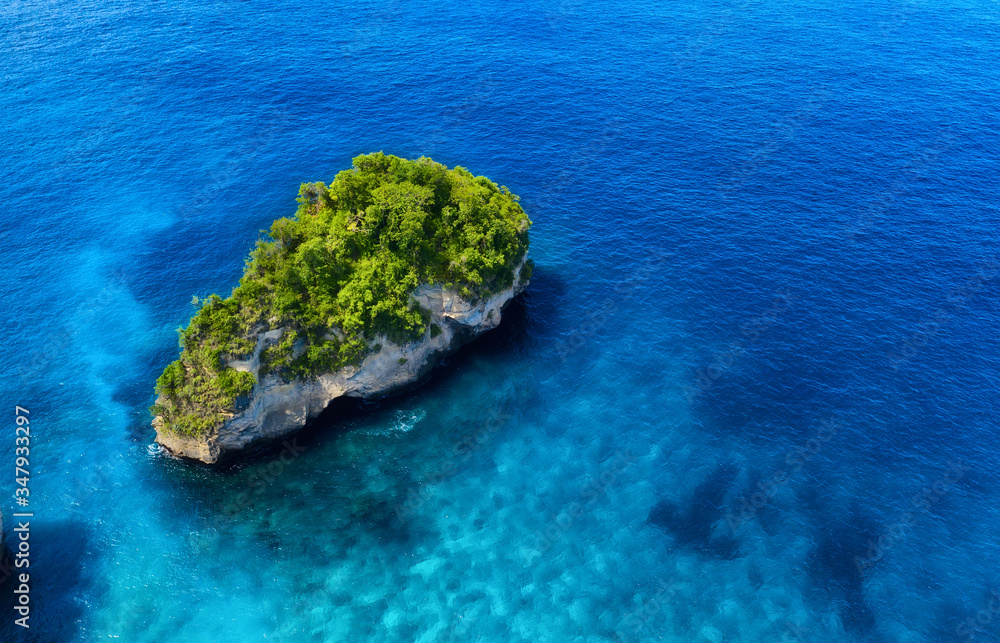 海上和岩石鸟瞰图。俯视图蓝色背景。空中夏日海景。Atuh be