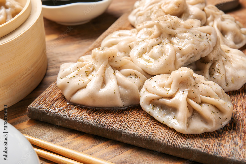 桌子上放着美味的饺子，特写