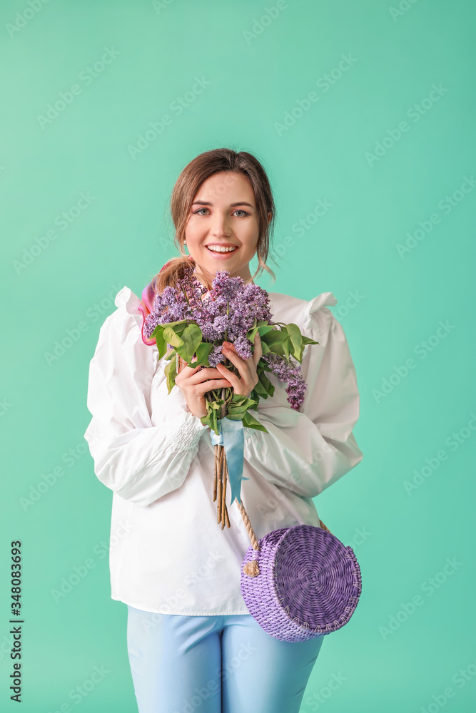 美丽的年轻女子，背景是淡紫色的花朵