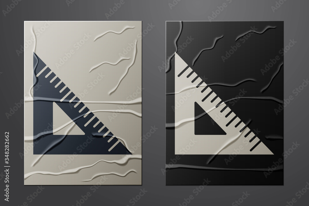 白色三角尺图标隔离在皱巴巴的纸背景上。斜视符号。几何sy
