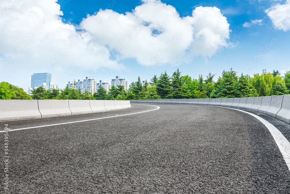 中国上海的沥青路和城市天际线与建筑。