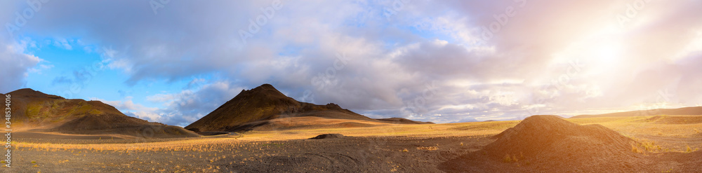 冰岛的沙漠景观。冰岛火山区的岩石景观全景