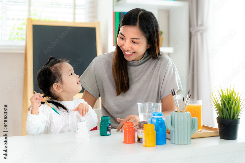 亚洲幼儿园女学生与母亲在li用丙烯酸水彩画石膏娃娃