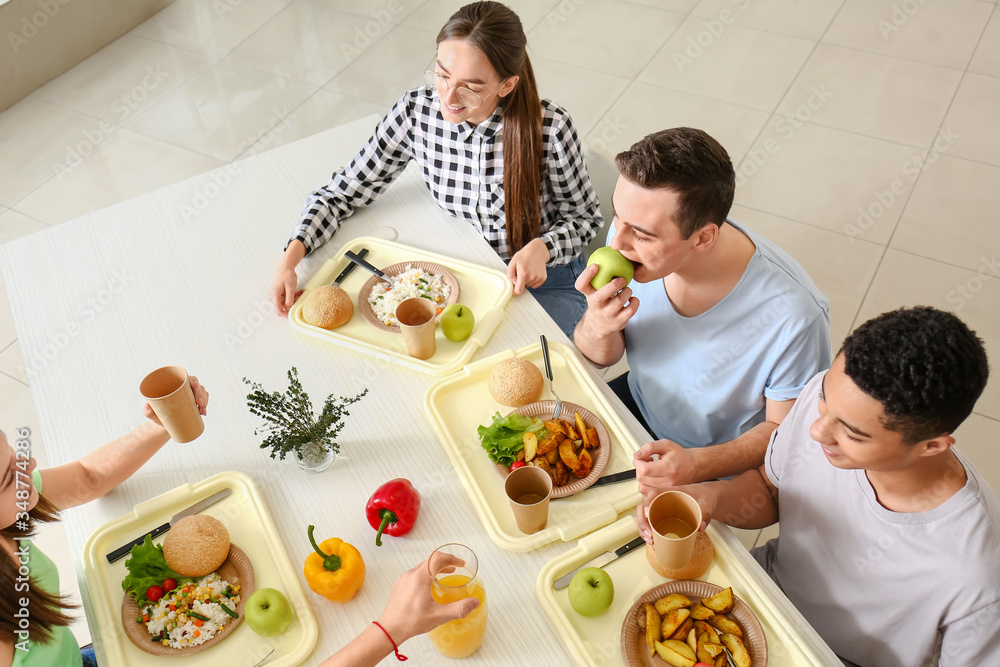 学生在学校食堂吃午饭