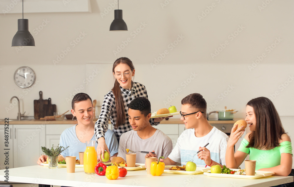 学生在学校食堂吃午饭