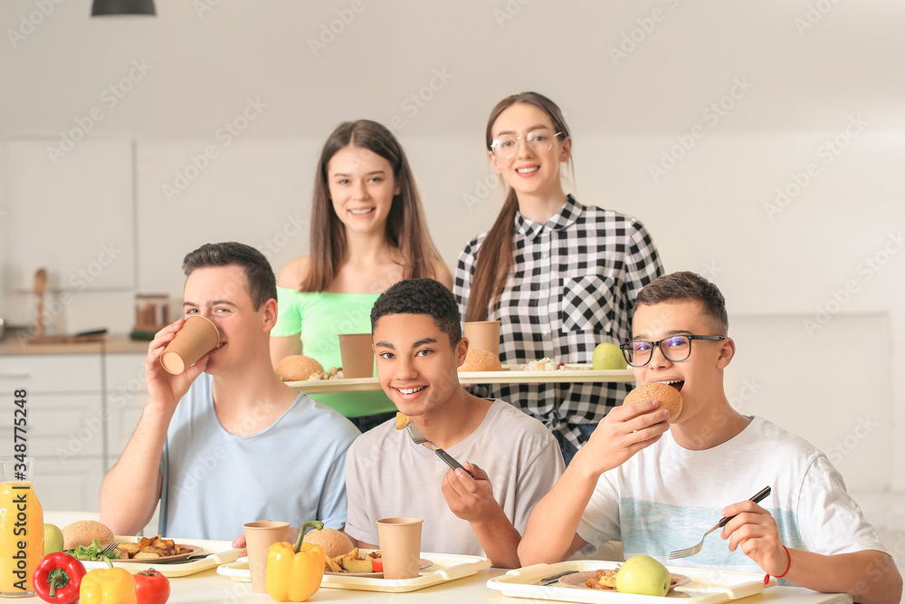 学生在学校食堂吃午饭