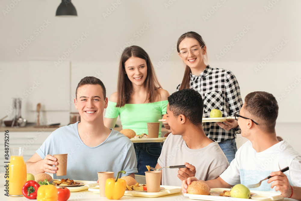 学生在学校食堂吃午饭