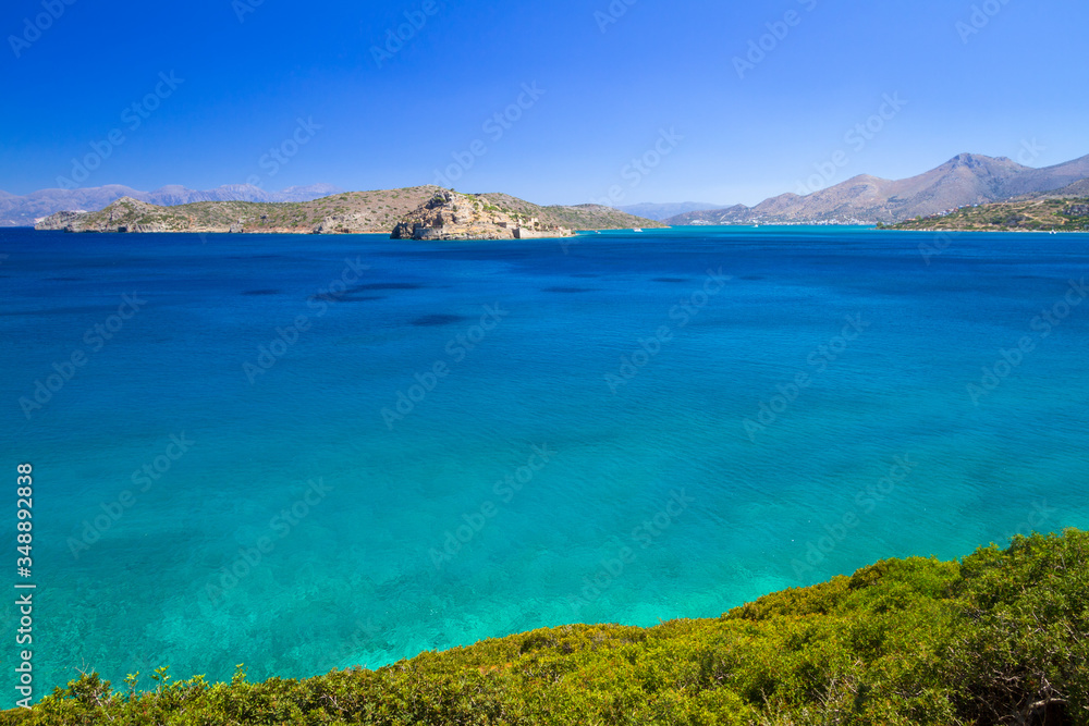 希腊克里特岛海岸线米拉贝洛湾的Turquise水域