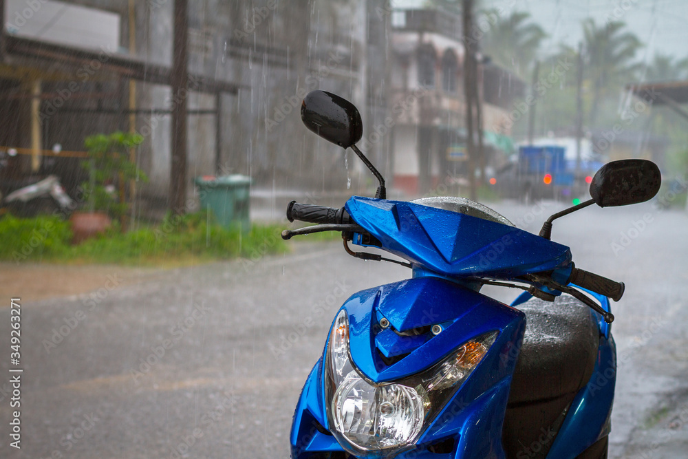 泰国雨天街道上的经典蓝色摩托车