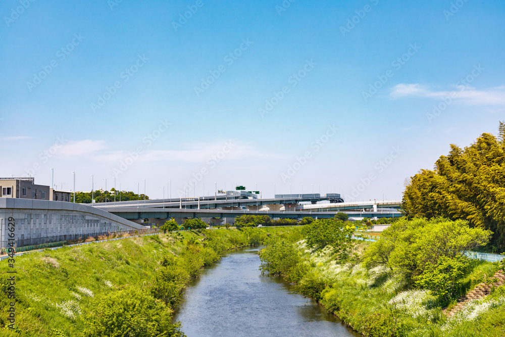 横浜郊外の風景　鶴見川土手沿い