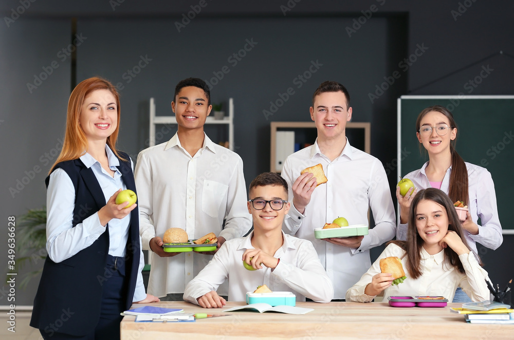 学生和老师在教室里吃午饭