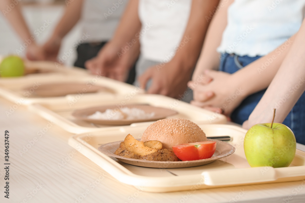 学校食堂盛有美味食物的托盘