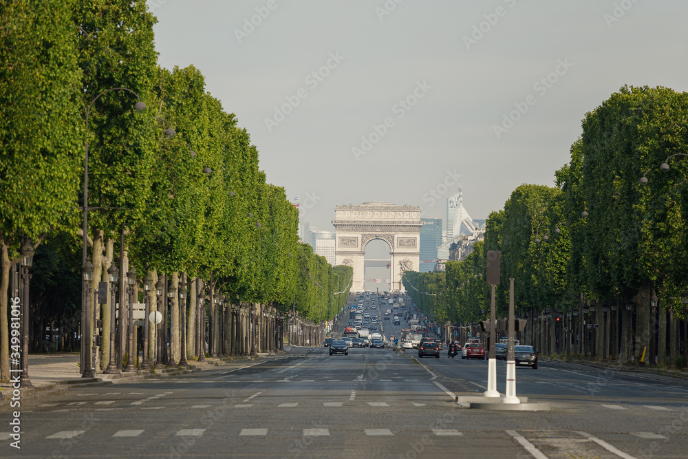 L’avenue des Champs-Élysées View larc de triomphe