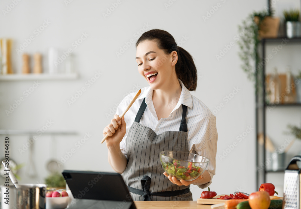 女人正在准备合适的饭菜