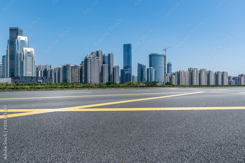 中国现代城市道路与建筑天际线……