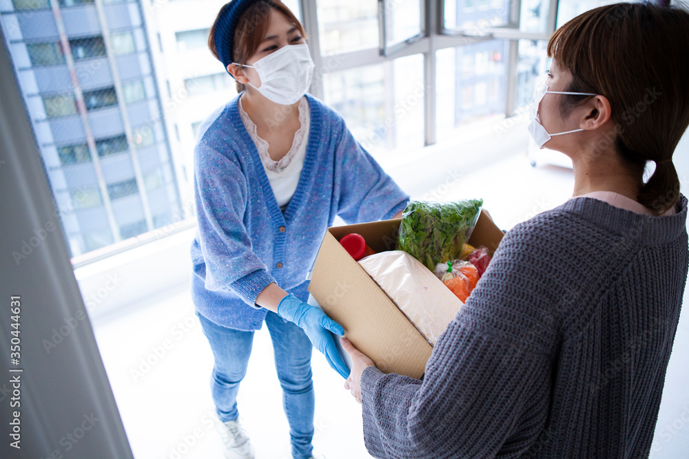 食料品を隣人に配達する女性