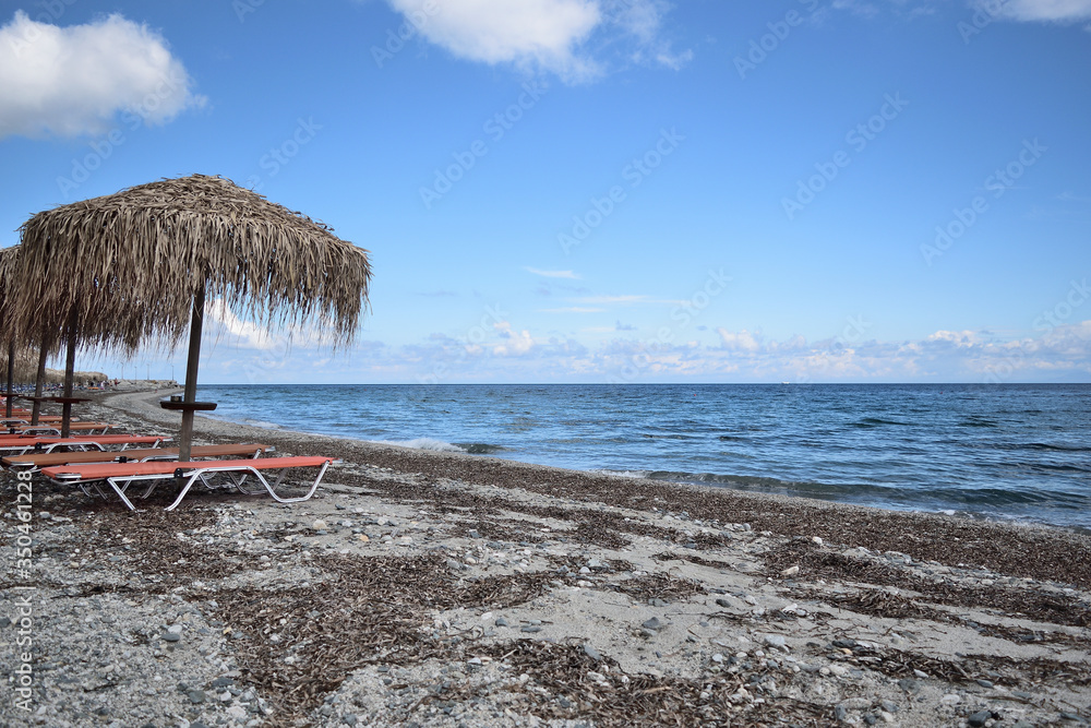 希腊爱琴海萨莫特拉基岛Therma海滩的多云夏日