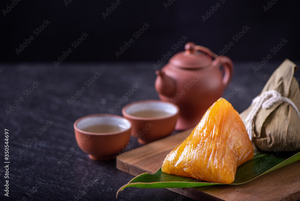 碱性粽子-中国传统甜食水晶食品，装在盘子里吃龙