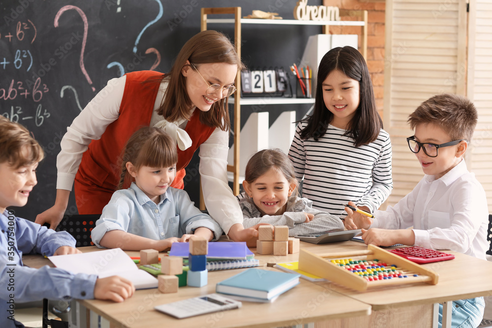 孩子们在课堂上和数学老师一起上课