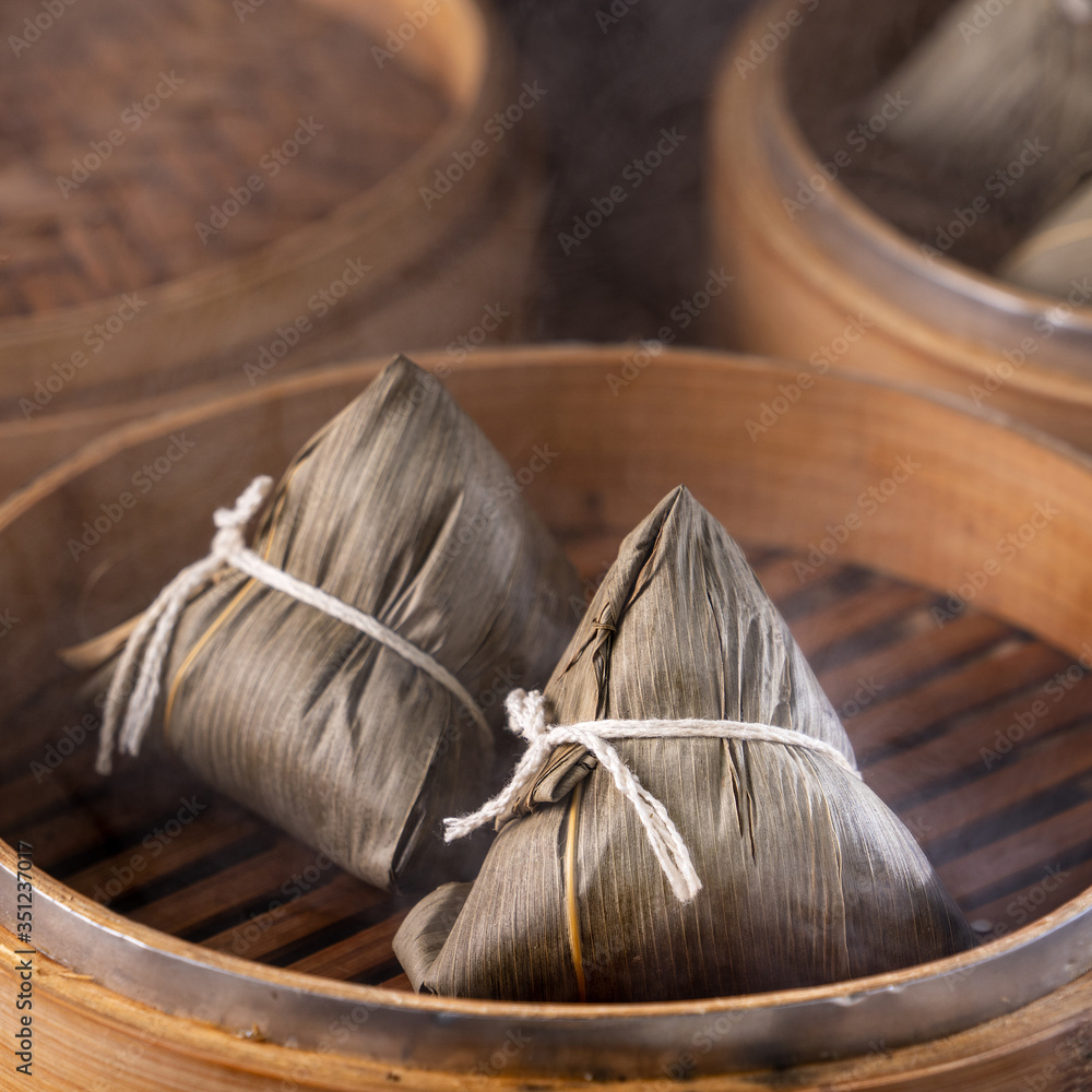 粽子，粽子-黑砖背景石板桌上的中国粽子，概念