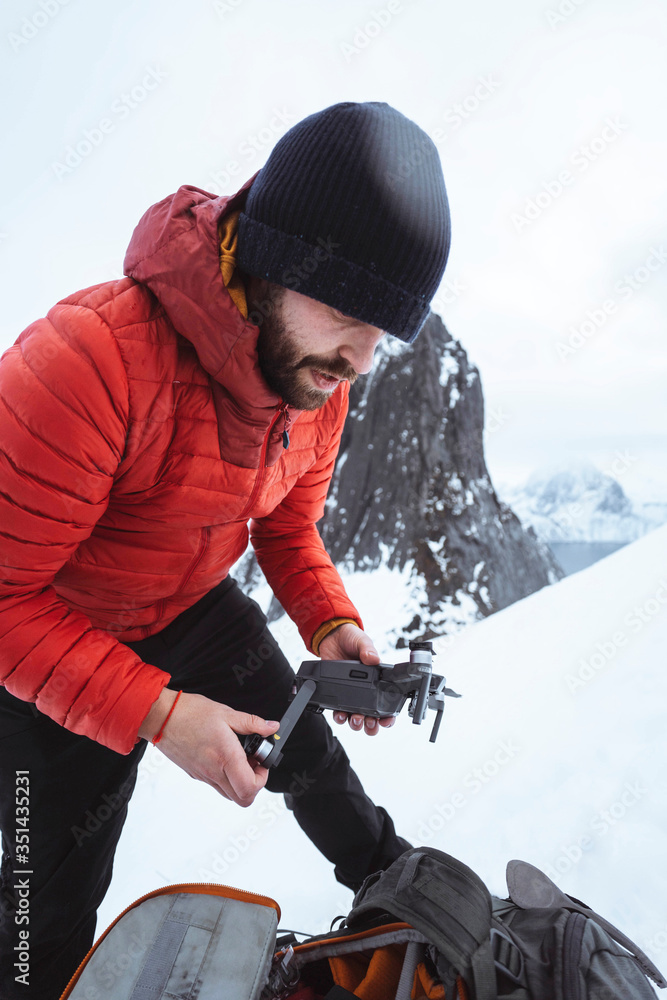 背包客在挪威雪域塞格拉山架设无人机