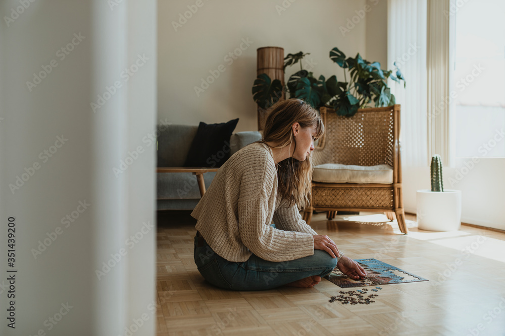 女性在自我隔离期间拼拼图