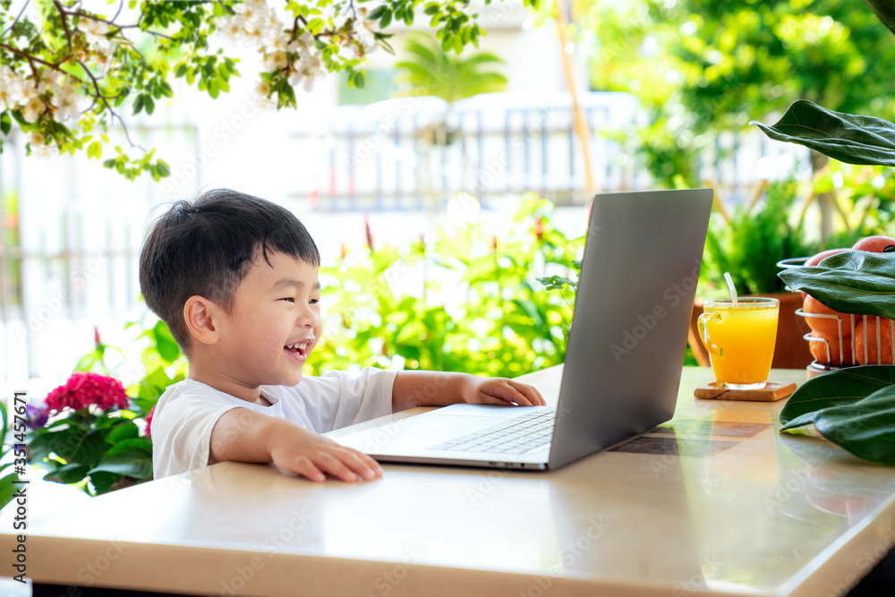 亚洲男孩在家在线学习，预防泰国新冠肺炎