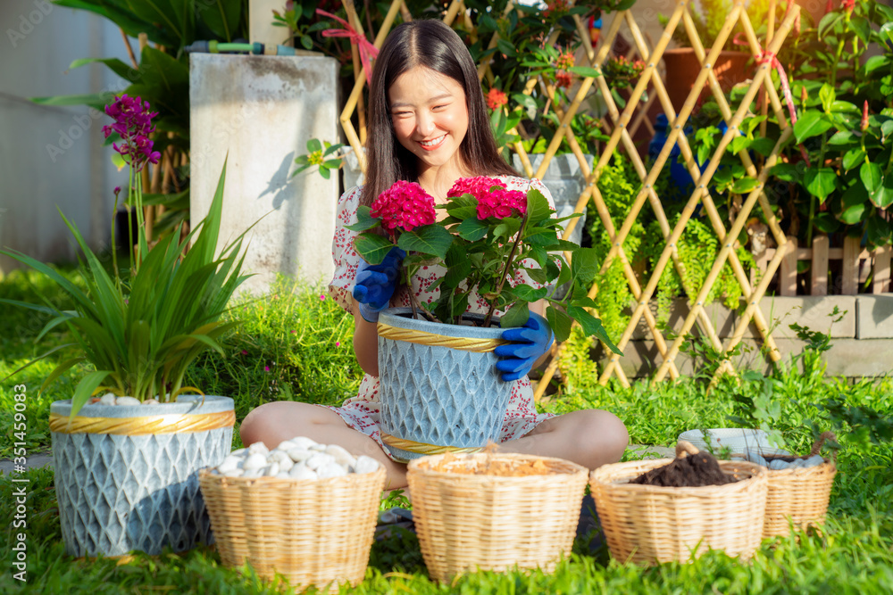 亚洲女人在花园里种花