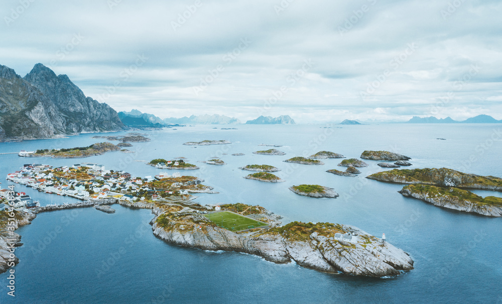 罗弗敦群岛鸟瞰挪威著名旅游目的地Henningsvaer村庄和海洋景观