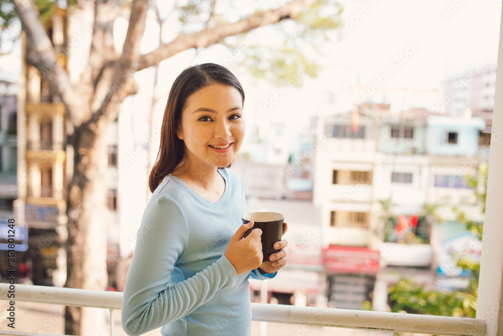 女人在阳台上喝咖啡