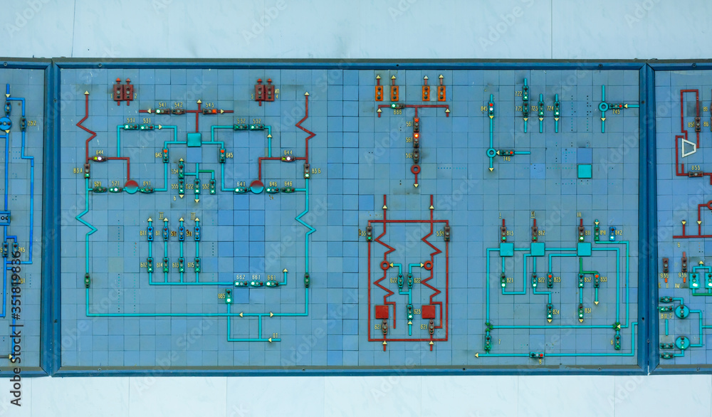 白墙背景下的电气自动化方案。核电站控制面板