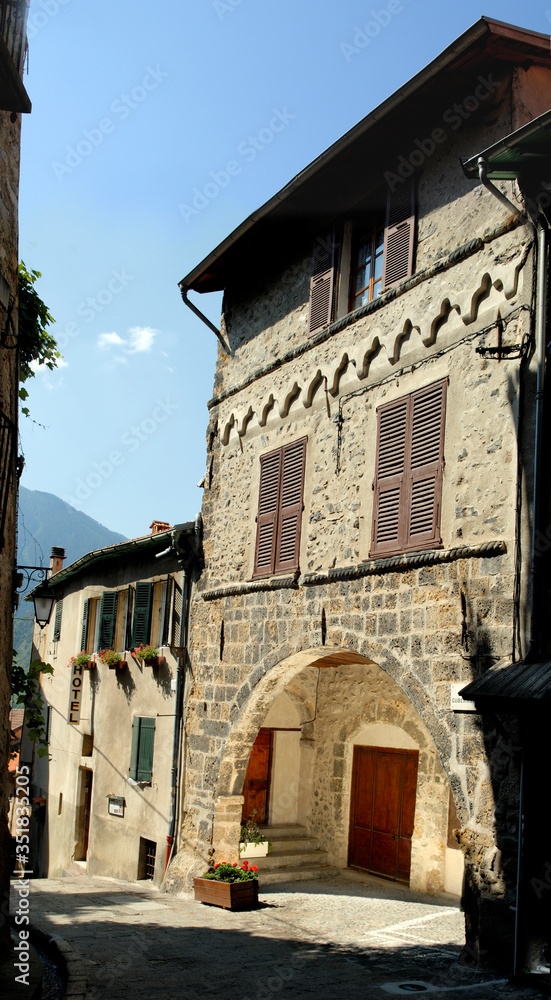 Palais Gubernatis dans la rue Cagnoli dans le village de Saint Martin Vésubie dans le haut pays niço